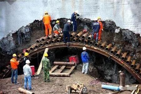无极隧道钢花管支护案例